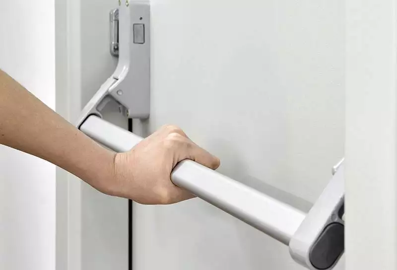 Portas e envidraçados resistentes ao fogo e ao fumo e seus acessórios